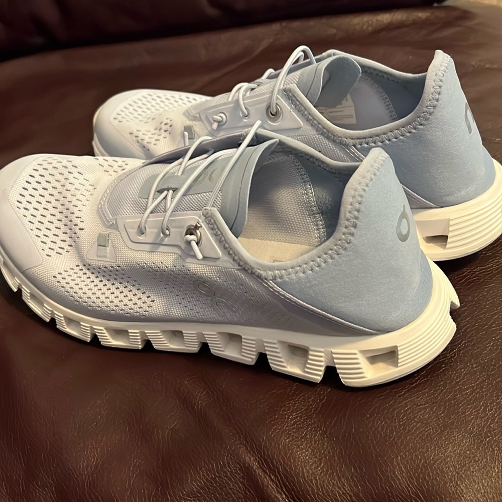 Gently used On Cloud 5 women’s running shoes - light blue US size 9!